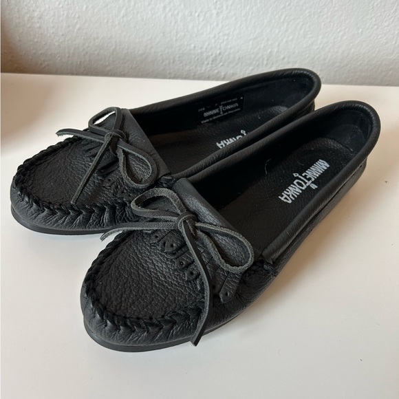 🦌 NWOT Minnetonka Deerskin Kilty Black Leather Moccasins - Picture 8 of 11